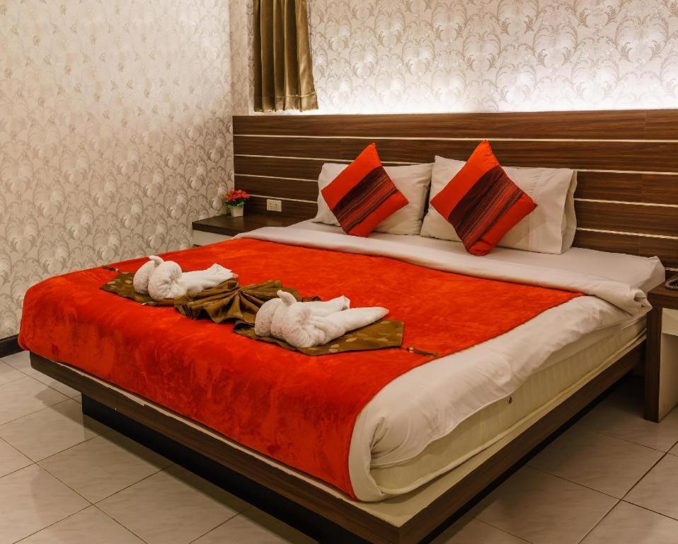 Long Beach Hotel Patong Exterior photo