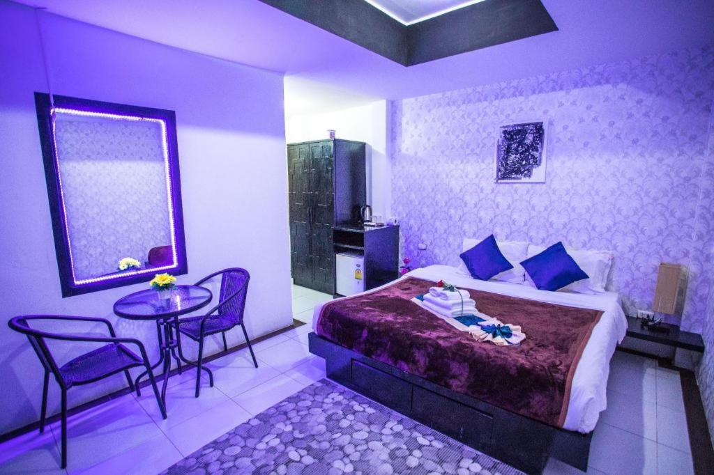 Long Beach Hotel Patong Exterior photo