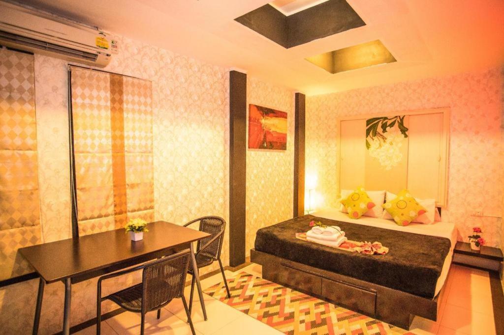Long Beach Hotel Patong Exterior photo
